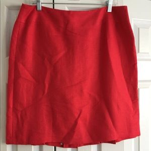 Linen skirt. Looks great when freshly ironed.